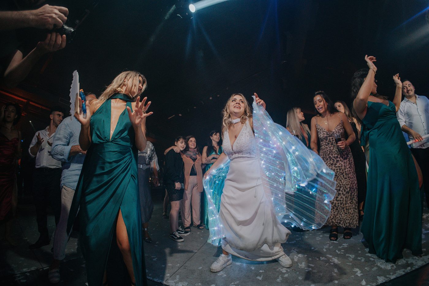 Novia bailando entre el papel picado