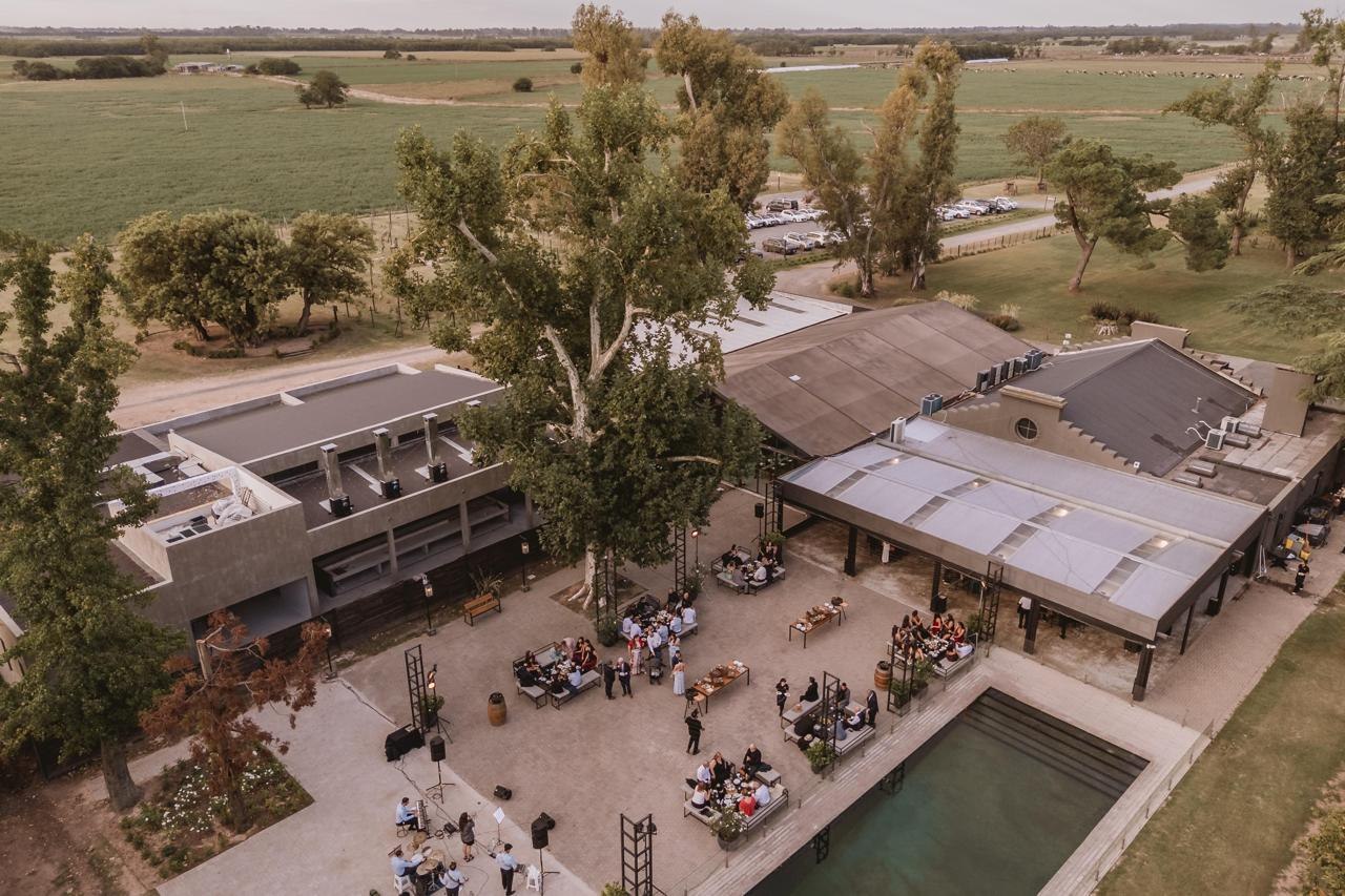 Vista aérea de la estancia, la pileta y el campo