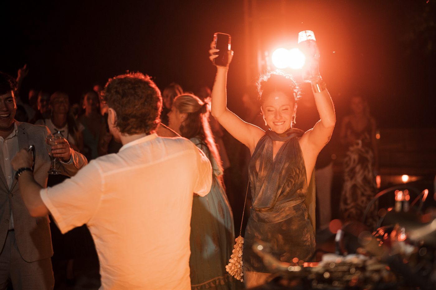 Brindis de noche en la fiesta