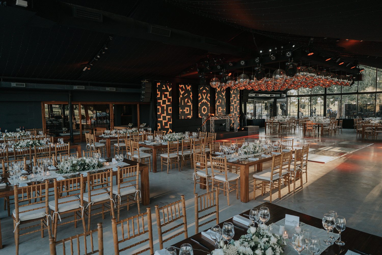 Salón de Estancia El Recuerdo montado para una fiesta, con vista al parque