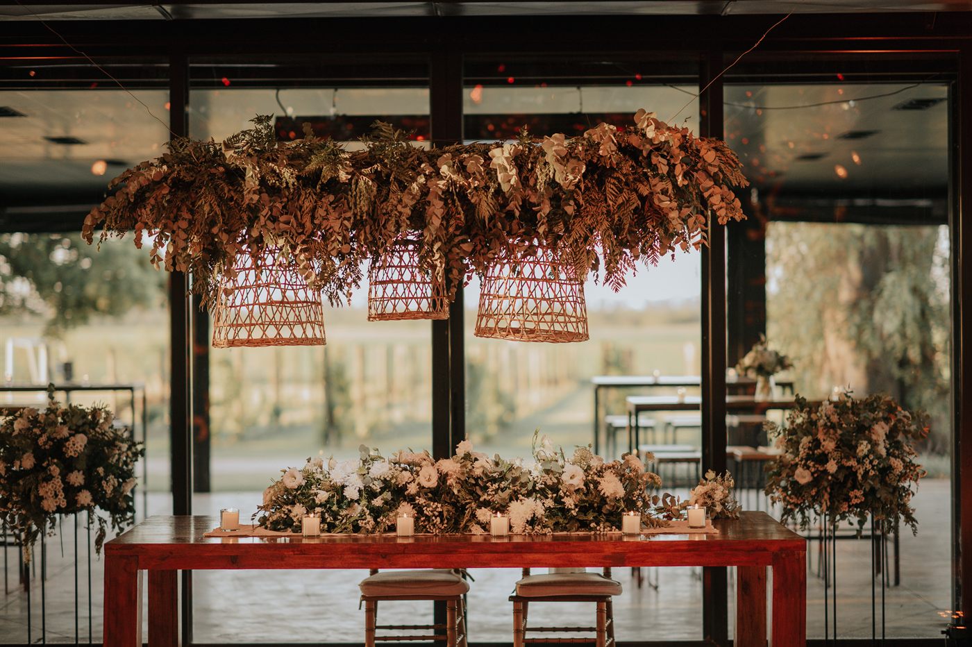 Mesa principal con arreglo de flores colgante en el salon