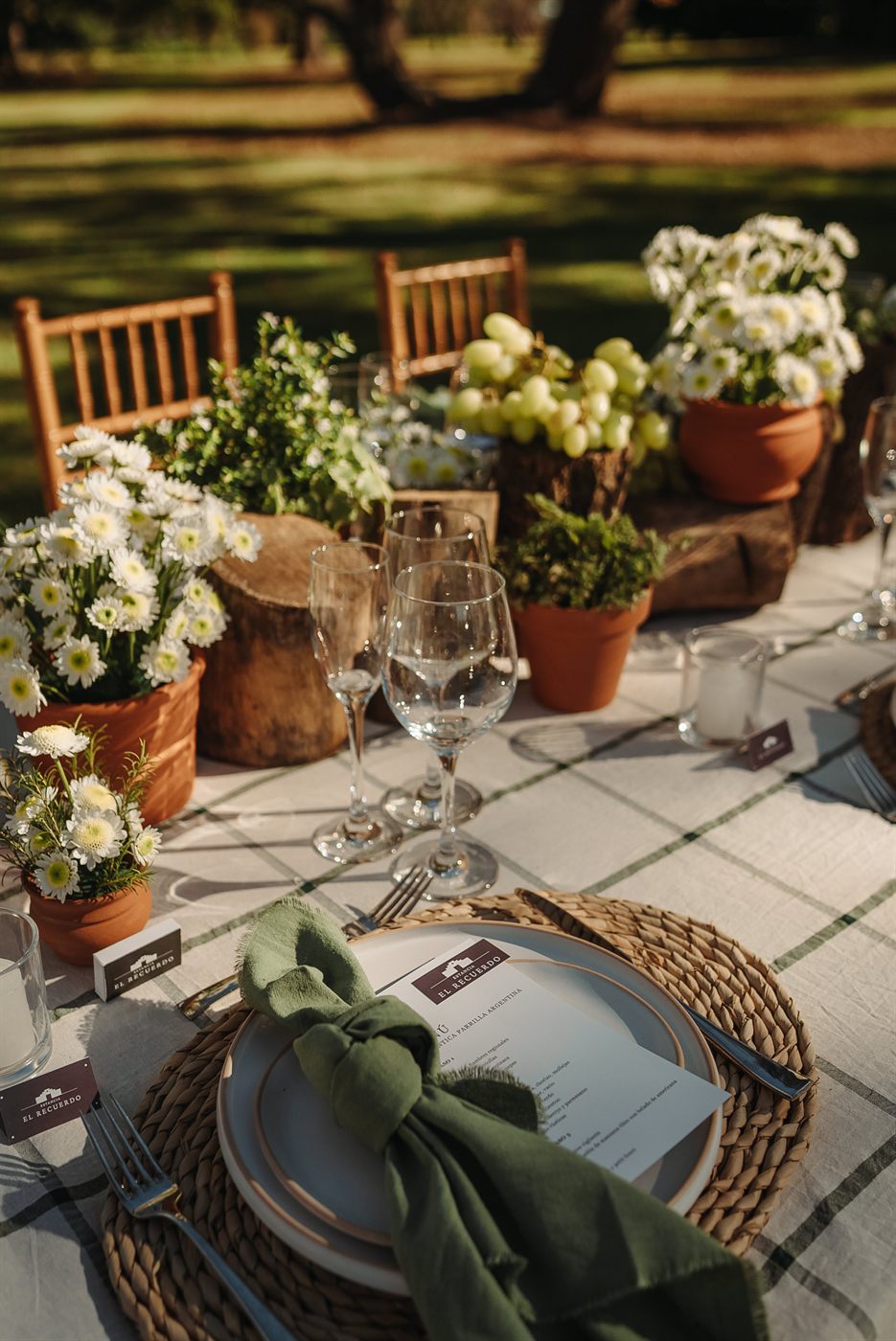 Mesa montada con flores bajo los &aacute;rboles