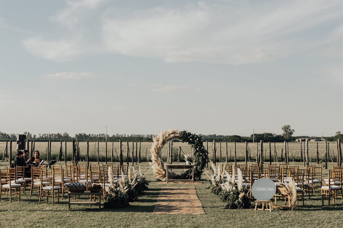 Montaje de ceremonia con arco de flores