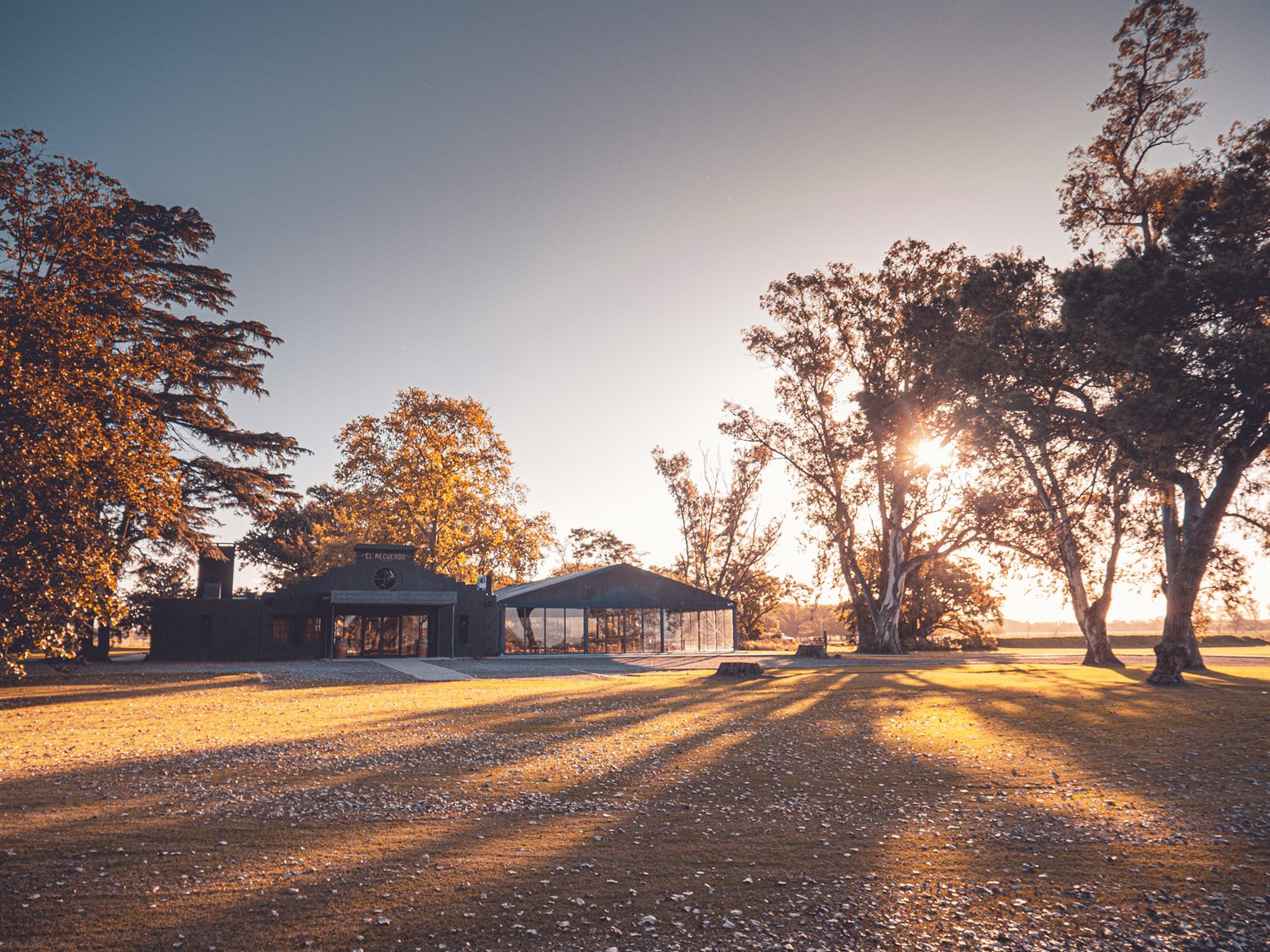 El parque y el salón al atardecer
