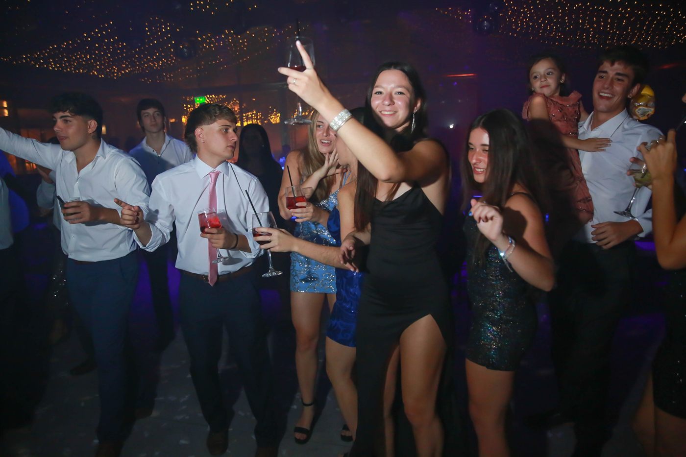 Bailando bajo las guirnaldas, copa en alto